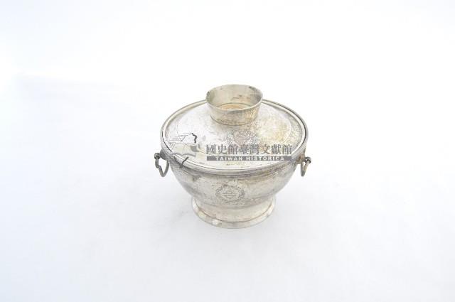 總督府徽紋雙繫環帶蓋銀碗三套組藏品圖，第1張