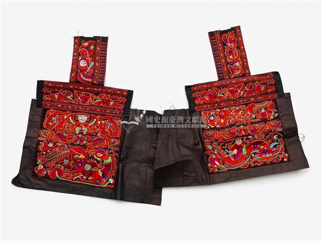 中國施洞苗族深褐色紅刺繡繡片藏品圖，第1張