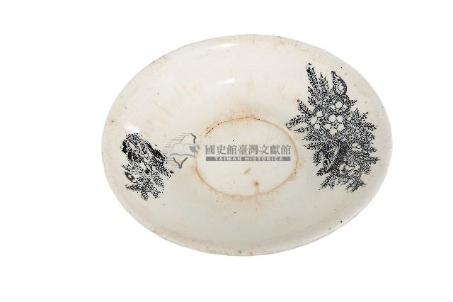 黑彩印花花草紋白地瓷盤藏品圖，第1張