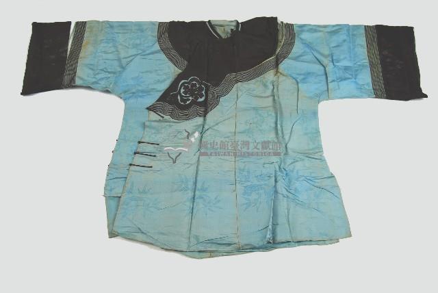 淺藍色線紋長袖上衣藏品圖，第1張