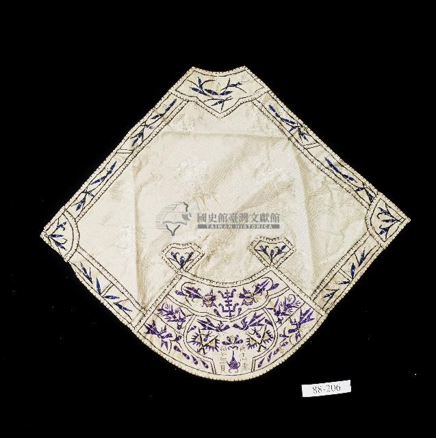 吉祥刺繡扇形淺黃色棉布肚兜藏品圖，第1張