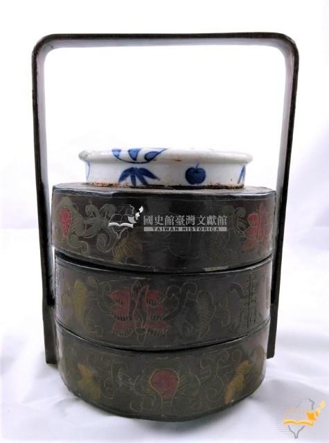 提梁青花丸型紋帶蓋圓形漆器雙層盒藏品圖，第1張