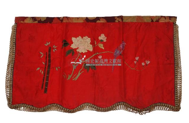 紅色絲綢花鳥繡樣門簾藏品圖，第1張