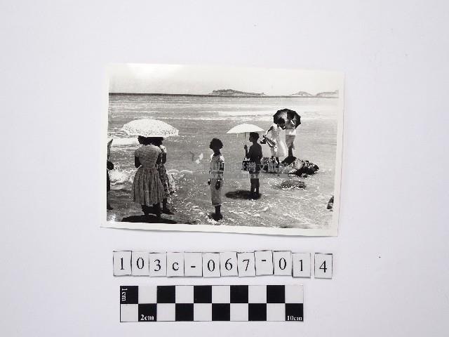 黃則修攝六名站在淺灘的女性藏品圖，第1張