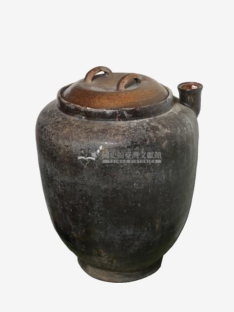 黑釉雙把帶蓋醬油罐（苑裡德春醬油工廠）藏品圖，第1張