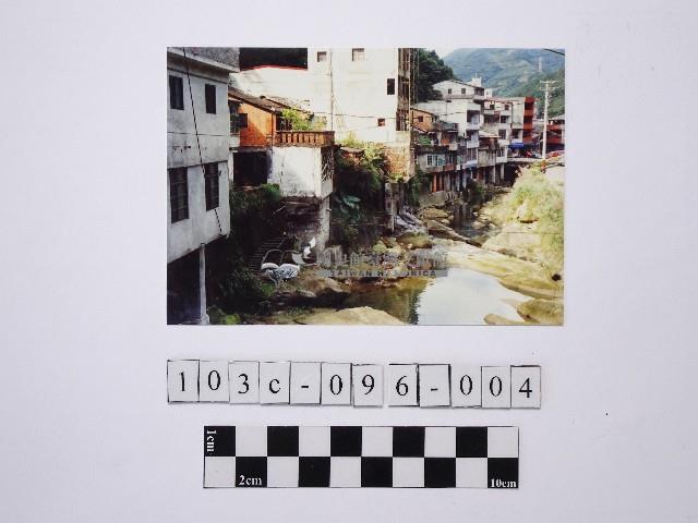 黃則修攝溪流與家屋藏品圖，第1張