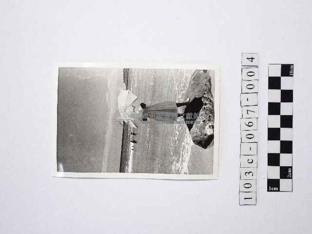 黃則修攝一名撐傘女性的背影1藏品圖，第1張