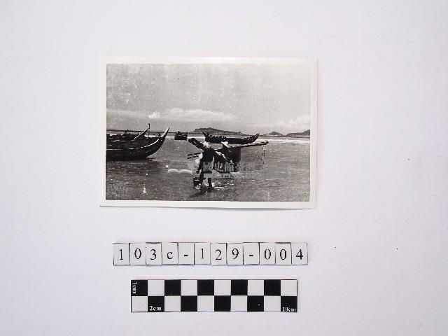 黃則修攝兩名戴著斗笠的人藏品圖，第1張