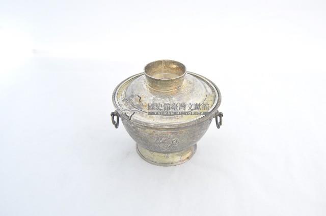 總督府徽紋雙繫環帶蓋銀碗三套組藏品圖，第1張