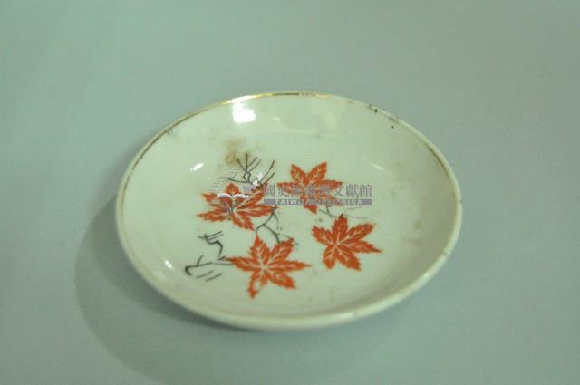 金口白地印花彩繪楓葉紋瓷碟藏品圖，第1張