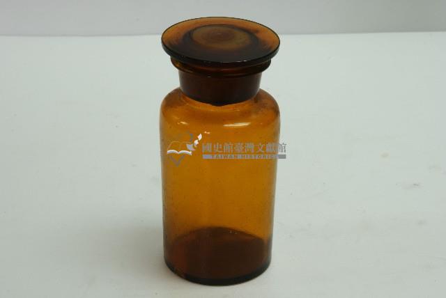 平頂塞蓋寬口短頸褐色透明玻璃罐藏品圖，第1張