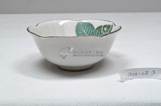 黑口五瓣式花口貼花紅綠彩櫻花紋瓷碗藏品圖，第1張