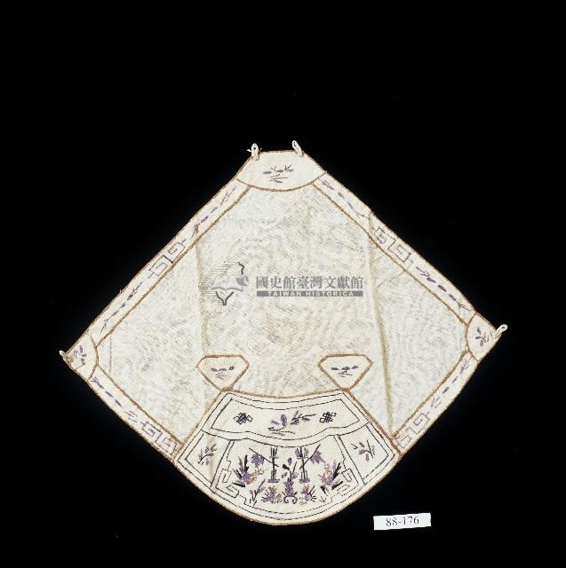 有鳳來儀刺繡扇形白棉肚兜藏品圖，第1張