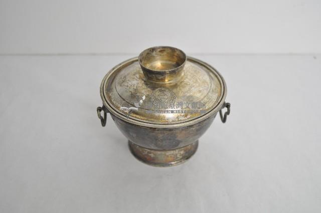 總督府徽紋雙繫環帶蓋銀碗三套組藏品圖，第1張