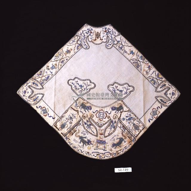 吉祥繡扇形老年婦女肚兜藏品圖，第1張