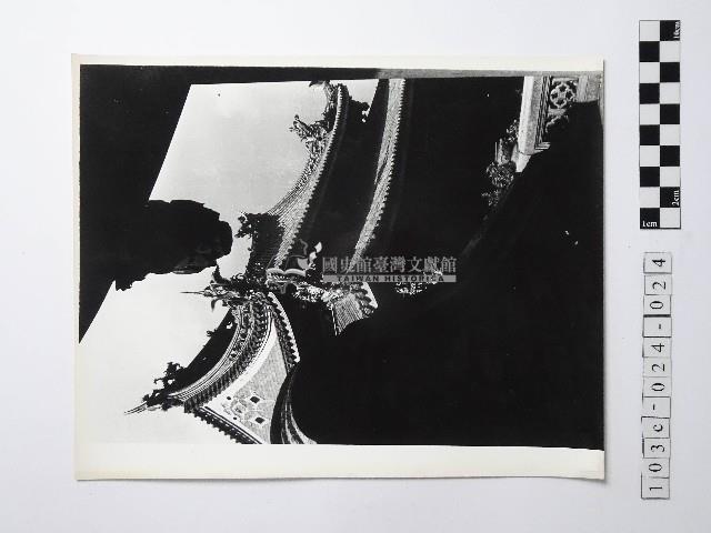 黃則修攝屋簷側拍照片藏品圖，第1張