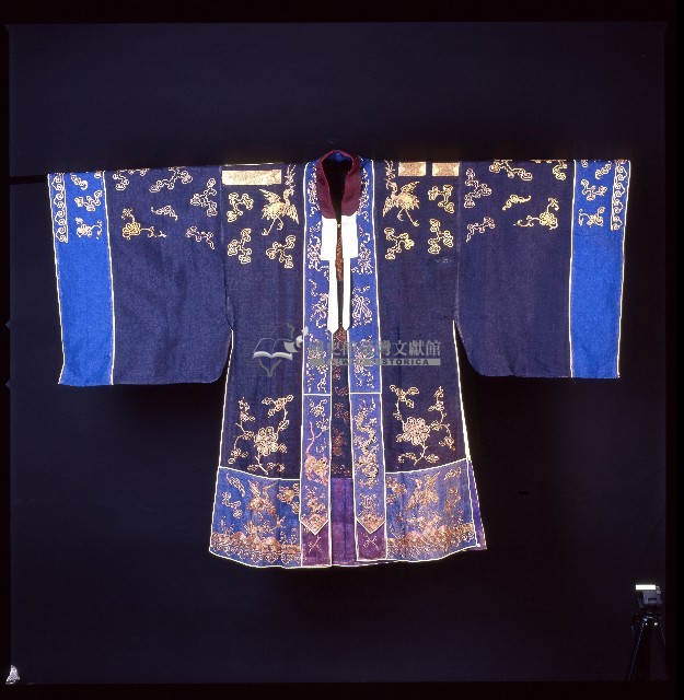 深藍色金紋吉祥繡樣道服藏品圖，第1張