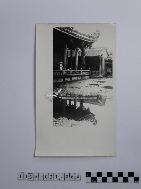 黃則修攝廟埕的倒影藏品圖，第1張