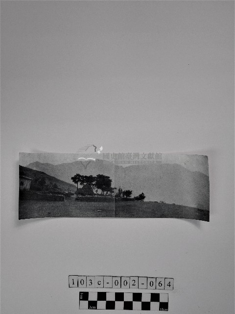 黃則修攝以石板圍圈的一處藏品圖，第1張