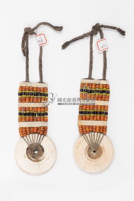 排灣族串珠貝板耳飾一對藏品圖，第1張