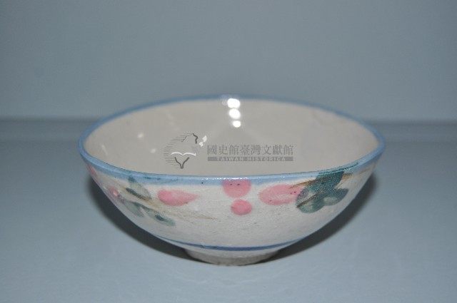 鶯歌彩繪藍口簡筆花卉紋碗藏品圖，第1張