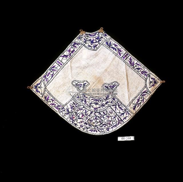 一團和氣刺繡扇形白棉肚兜藏品圖，第1張