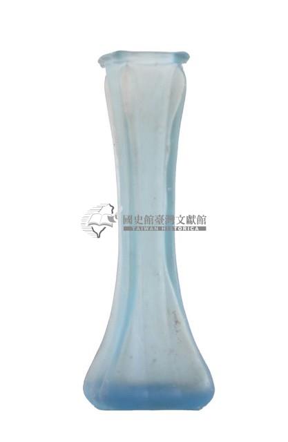 淺天藍色細直頸玻璃鈁式花瓶藏品圖，第1張