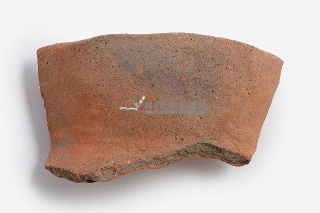 紅色夾砂素面罐形陶器口部殘片藏品圖，第1張