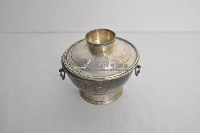 總督府徽紋雙繫環帶蓋銀碗三套組藏品圖，第1張