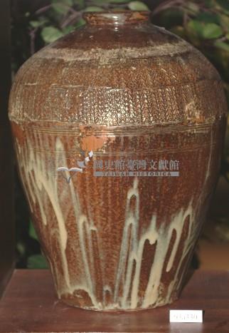 棕褐釉拍打印紋窄口豐肩式陶甕藏品圖，第1張