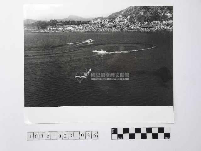 黃則修攝兩艘行駛中的船藏品圖，第1張