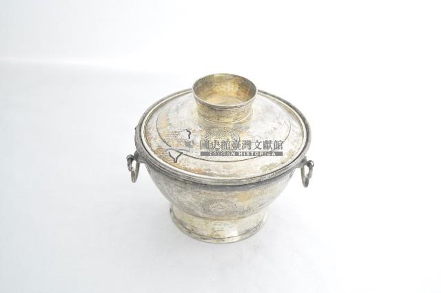 總督府徽紋雙繫環帶蓋銀碗三套組藏品圖，第1張