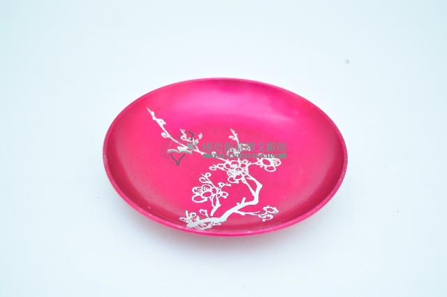 紅地白折枝梅花樹紋鋁製碟藏品圖，第1張