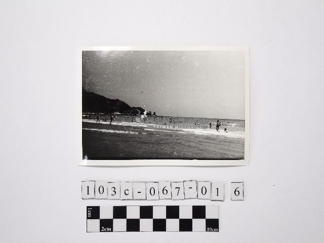 黃則修攝戲水群眾4藏品圖，第1張