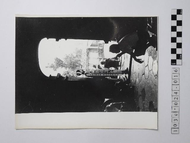 黃則修攝人倚靠廟門藏品圖，第1張