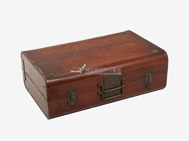 提把式帶鎖鈕木製皮箱藏品圖，第1張