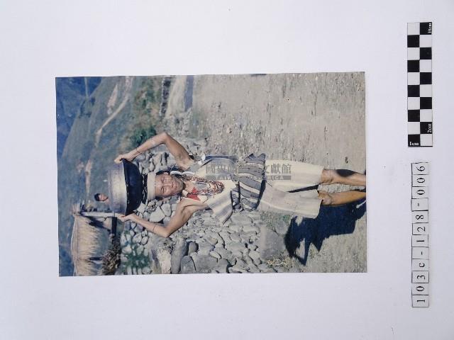 黃則修攝一名頭頂著鍋子的男性長者藏品圖，第1張