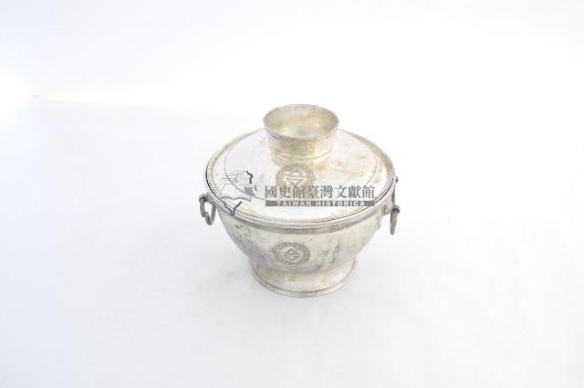 總督府徽紋雙繫環帶蓋銀碗三套組藏品圖，第1張