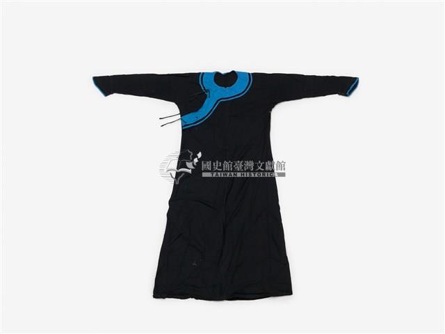 黑色底淡藍邊素面長擺戲服藏品圖，第1張
