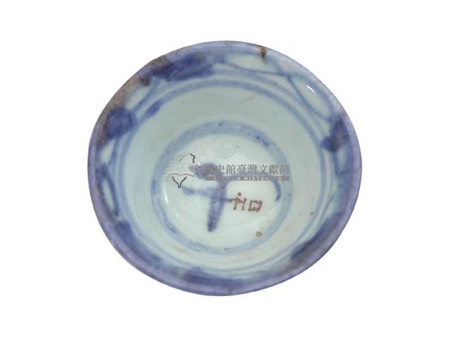 青花寫意纏枝花卉紋茶杯藏品圖，第1張