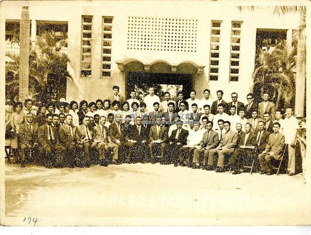 校長各界首長暨全體教師合影藏品圖，第1張