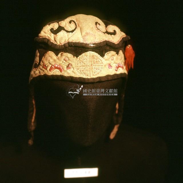 黑色花卉紋繡樣童帽藏品圖，第1張