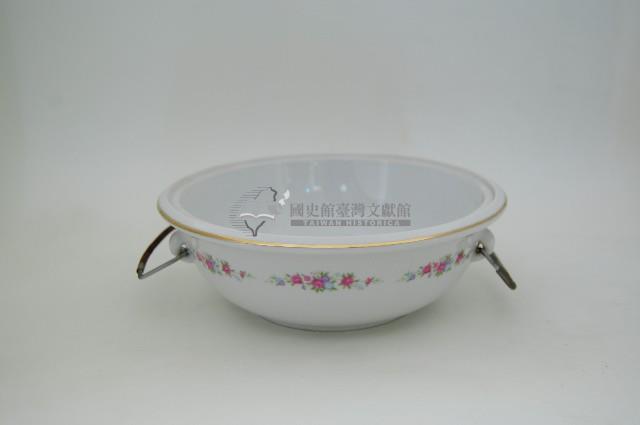 鐵製雙提把貼花彩繪花卉紋帶蓋瓷鍋藏品圖，第1張