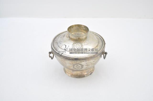 總督府徽紋雙繫環帶蓋銀碗三套組藏品圖，第1張