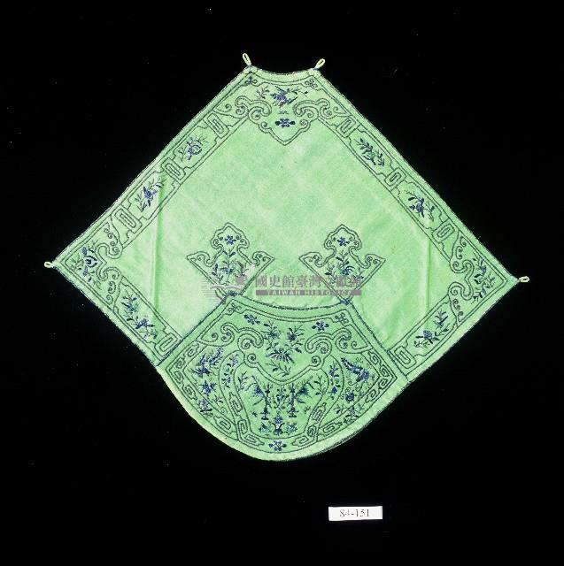 吉祥繡淺綠色扇形肚兜藏品圖，第1張