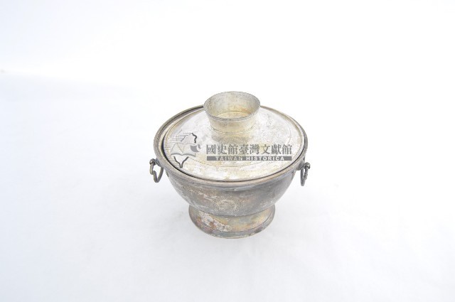 總督府徽紋雙繫環帶蓋銀碗三套組藏品圖，第1張