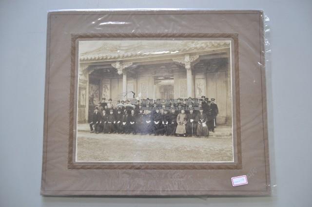 閩式建築前之團體合照藏品圖，第1張