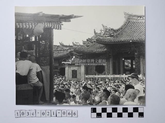 黃則修攝人潮藏品圖，第1張