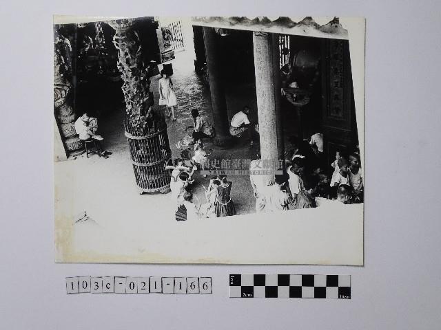 黃則修攝俯瞰廟內的人群藏品圖，第1張