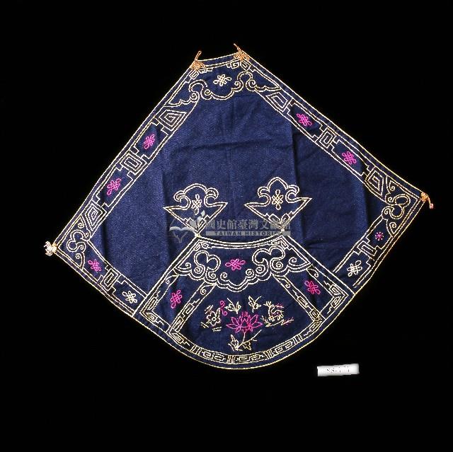 壽福綿長刺繡扇形黑棉肚兜藏品圖，第1張